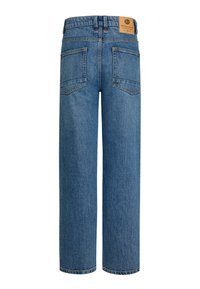 Jeans in denim blu con una vestibilità dritta, vita media, due tasche posteriori e un'etichetta in pelle marrone sulla cintura.