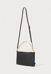 Fekete bőr oldaltáska aranylánccal és állítható pánttal, texturált felülettel és elülső cipzáras zsebbel.