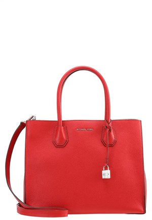 Rode lederen shopper met korrelstructuur, voorzien van twee bovenhandvatten en een afneembare schouderriem. Voorzien van een hangslotaccent en een geperst logo.