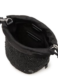 Sac seau noir en tissu texturé avec un extérieur brillant et à motifs, doté d'un intérieur lisse en contraste et d'accents en matériel.
