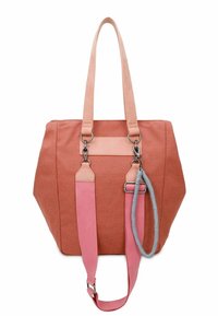 Grand sac cabas en tissu corail avec des anses rose pâle. Éléments métalliques argentés et bandoulière détachable grise texturée. Forme rectangulaire.