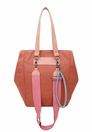 Bolso grande tipo tote en tela coral con asas de color rosa pálido. Cuenta con herrajes plateados y una correa texturizada gris desmontable. Forma rectangular.
