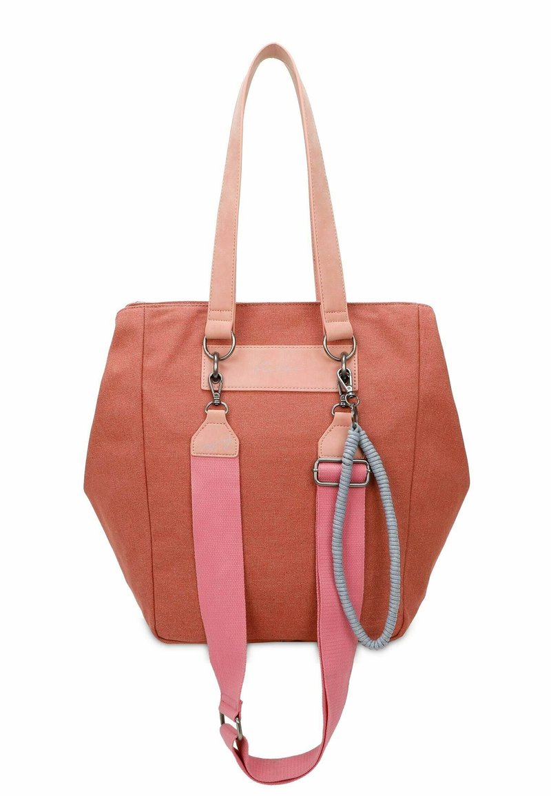 Grand sac cabas en tissu corail avec des anses rose pâle. Éléments métalliques argentés et bandoulière détachable grise texturée. Forme rectangulaire.