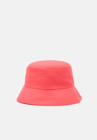 Chapéu bucket coral feito de algodão com uma textura suave, copa arredondada e aba larga e rígida com detalhes de costura visíveis.