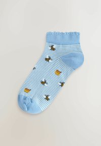 Modrá členková ponožka s bielymi pruhmi, s motívmi včely a plástu. Detail s riaseným lemom, mäkká textúra a zaoblený dizajn špičky.