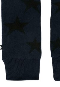 Calze lavorate a maglia di colore blu scuro con finitura testurizzata e motivi a stella nera. Presentano un polsino a coste e un piccolo etichetta con dettagli a stella.