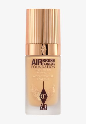 Airbrush Flawless Foundation in einer klaren Glasflasche mit einem strukturierten goldenen Deckel. Verfügt über fetten Text und geprägte Flügeldetails.