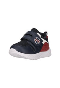 Marineblaue Sportschuhe aus Netz- und Synthetikmaterialien, mit zwei Klettverschlüssen, roten und weißen Akzenten sowie einer strukturierten weißen Sohle.