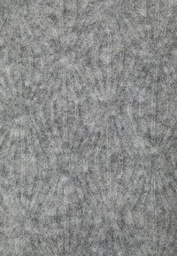 Tissu tricoté gris doux avec une texture duveteuse et un motif torsadé discret visible partout.