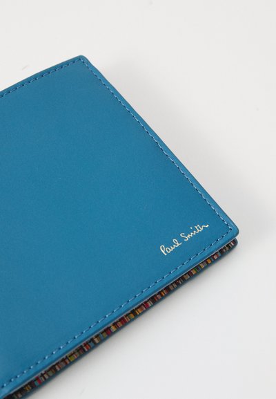 Portafoglio in pelle blu con fodera multicolore a motivo contrastante, dotato di un sottile logo impresso in oro all'esterno.