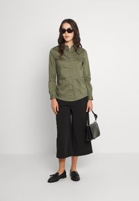 JDY JDYMIO SHIRT - Blusa com botões - kalamata