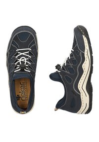 Marinblå joggingskor med en texturerad ovandel, vita snören och en dämpad sula. Har utskärningar och sömdetaljer. Hållbar design.