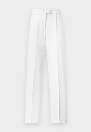 Bela krojena hlače z visokim pasom, sprednjimi gubami, zankami za pas in ravnimi širokimi hlačnicami na enobarvni podlagi.