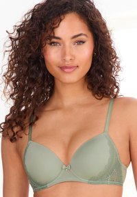 Siva zelena grudnjak s oblogom i čipkastim detaljima, podesivim naramenicama i malom mašnom u sredini. Glatka tekstura; oblik koji oblikuje i pruža potporu.