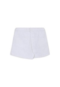 Weiße Denim-Shorts mit mittelhohem Bund, ausgestattet mit zwei Gesäßtaschen. Der Stoff ist glatt und hat einen klaren, klassischen Schnitt.