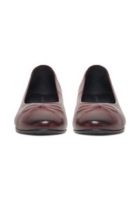 Burgundowe skórzane baleriny o gładkiej fakturze, zaokrąglonym nosku i elastycznych krawędziach zapewniających pewne dopasowanie, z płaską podeszwą.