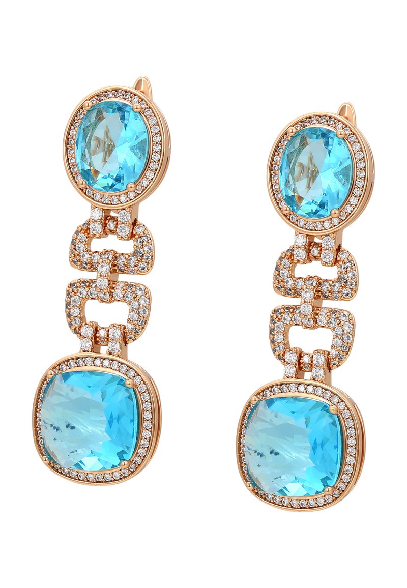 Orecchini a goccia in tonalità dorata con due grandi pietre turchesi tonde, circondate da strass trasparenti, collegate da anelli intrecciati.