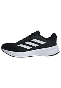 Schwarzer Sportschuh mit einem strukturierten Mesh-Obermaterial, weißen Streifenakzenten und einer gepolsterten weißen Zwischensohle. Verfügt über eine traditionelle Schnürung und eine Gummiaußensohle.