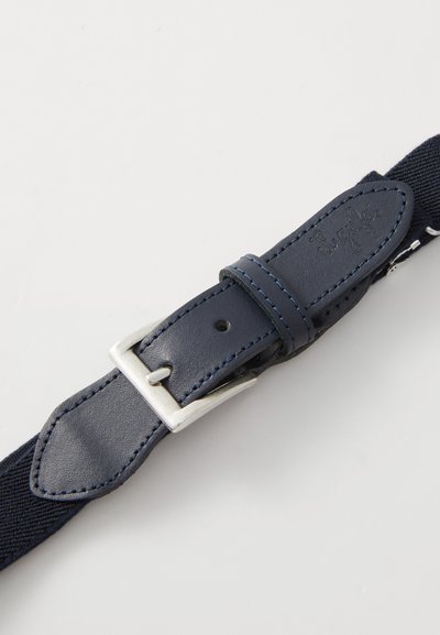 Cintura in tessuto blu navy con cinturino in pelle liscia, fibbia in metallo argento e dettagli di cucitura a contrasto. Taglia regolabile con fori perforati.