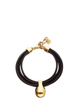 Bracelet multi-brins en cuir noir avec une fermeture, une chaîne et un pendentif abstrait en or au centre.