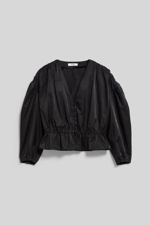 Crna bluza s dugim rukavima, V-izrezom, gumbima sprijeda, skupljenim strukom i naduvanim ramenima položena ravno na sivu pozadinu.