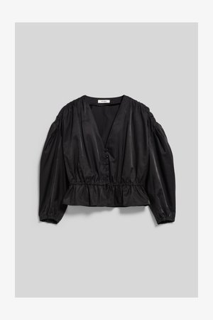 Crna bluza s dugim rukavima, V-izrezom, gumbima sprijeda, skupljenim strukom i naduvanim ramenima položena ravno na sivu pozadinu.