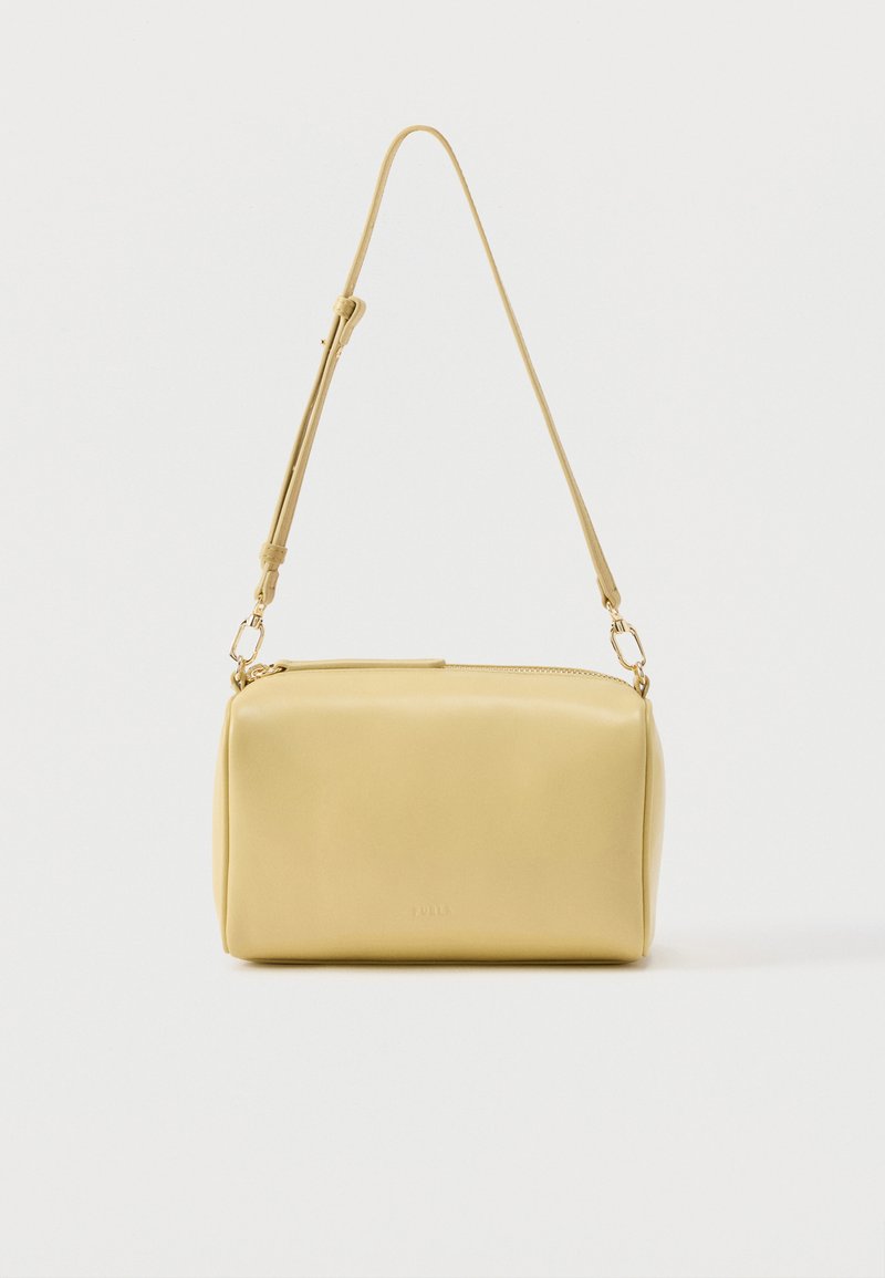 Petit sac à bandoulière rectangulaire beige en cuir avec sangle réglable et fermeture zippée sur fond blanc.
