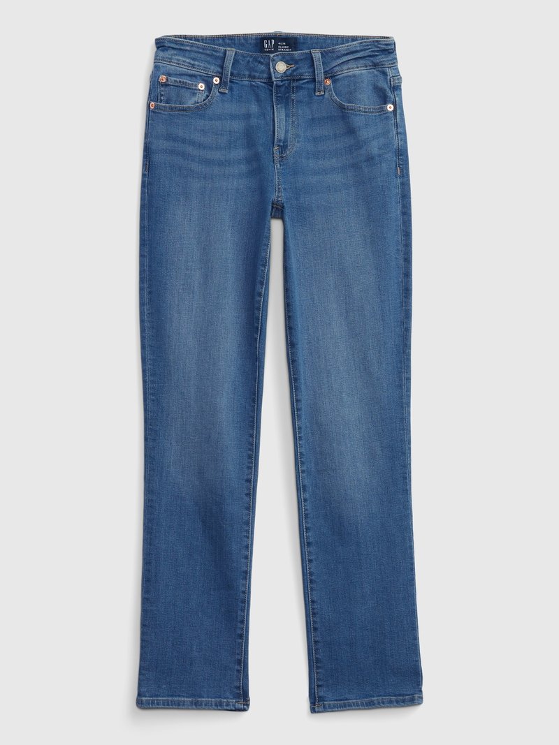Jean en denim bleu avec une coupe droite, design à cinq poches et quincaillerie couleur cuivrée. Présente une étiquette de marque au niveau de la taille.