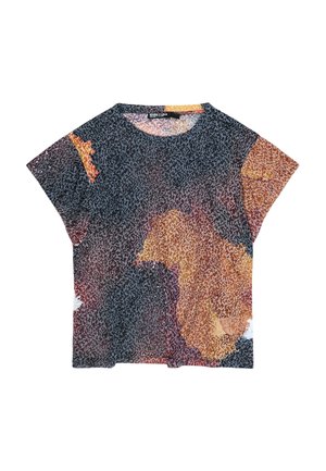 Top de manga corta con patrón abstracto en naranja, negro y blanco, tela ligera y escote redondo de la marca Bimba Y Lola.