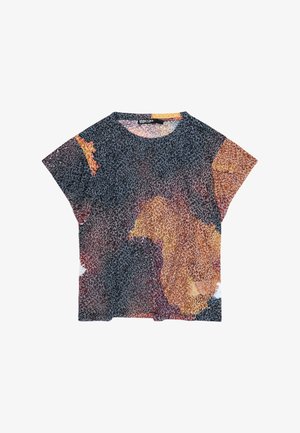 Majica s kratkimi rokavi z abstraktnim vzorcem v oranžni, črni in beli barvi, lahka tkanina in okrogel izrez, znamke Bimba Y Lola.