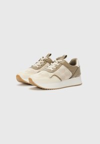 Tan en crèmekleurige sneakers met een textiel bovenwerk, beige accenten, platte veters, een gevoerde zool en een gemêleerd logo-detail.