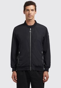 Jachetă bomber neagră cu fermoar frontal, buzunare laterale, manșete și guler ribbed, realizată dintr-un material ușor, neted, cu un design minimalist.