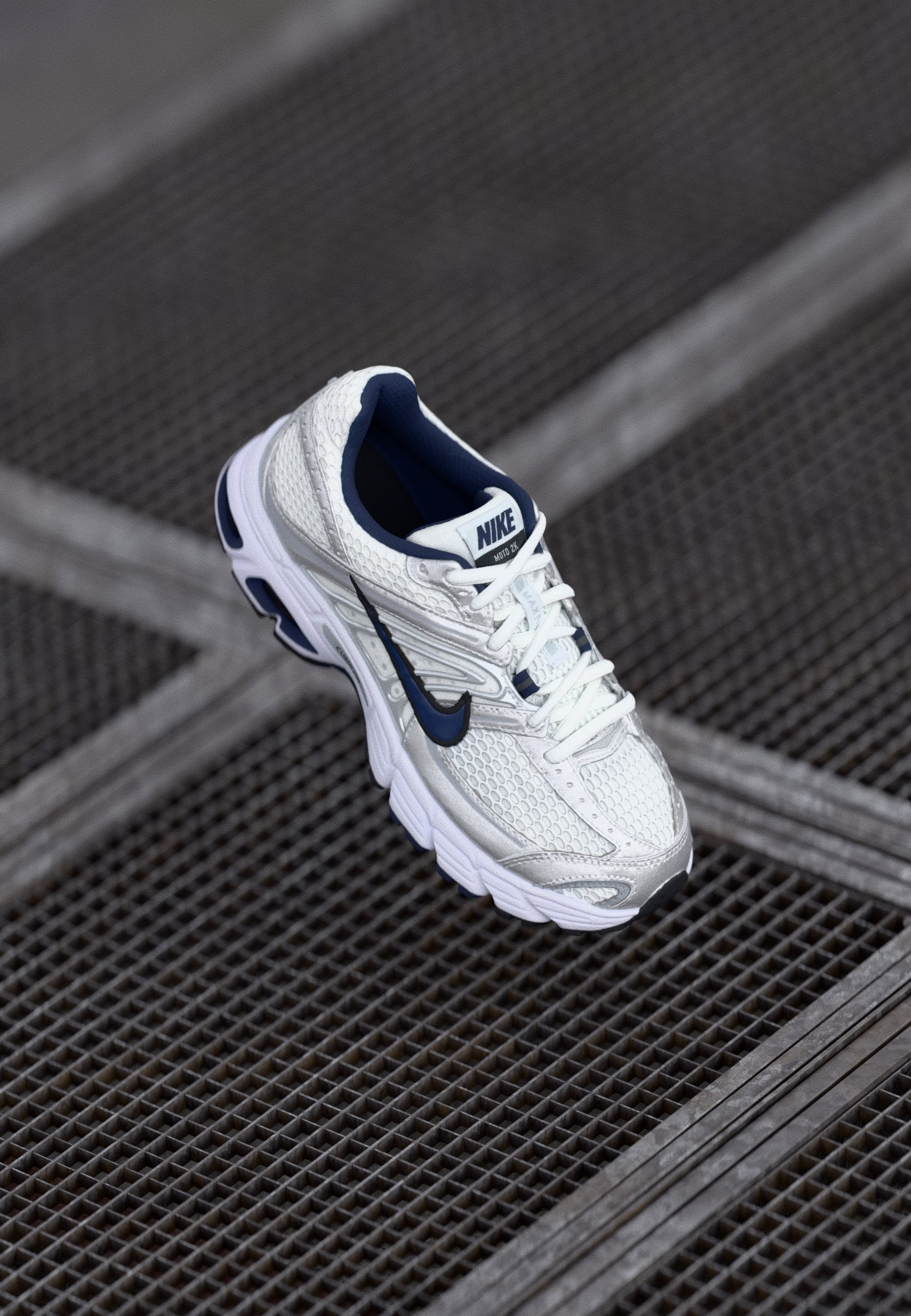 Nike Sportswear AIR MAX MOTO 2K - Trainers - white/midnight navy 