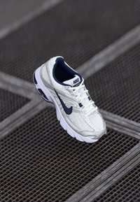 AIR MAX MOTO 2K - Sneakers - white/midnight navy/metallic silver-coloured/black/flat silver-coloured