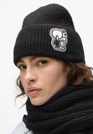 KARL LAGERFELD, IKON FURRY PATCH BEANIE - Bonnet - black