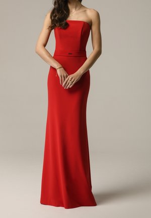 Rode, strapless avondjurk met een nauwsluitend lijfje en een vloeiende rok. De stof heeft een gladde textuur en er is een subtiel taillebanddetail.