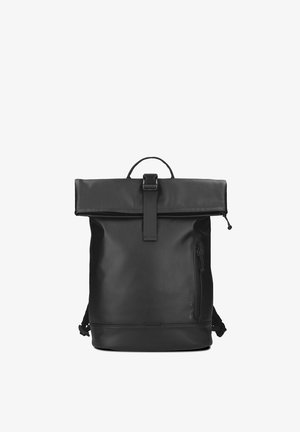 Schwarzer Rucksack mit Rollverschluss, vorderer vertikaler Reißverschlusstasche und Schnallenverschluss, aus glattem, mattem Material gefertigt.