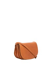 Borsa a tracolla in pelle tan con forma curve, bordi cuciti a punto unico, tracolla regolabile e chiusura superiore con zip. Texture liscia.