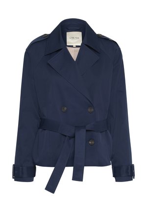 Trench coat azul marino de tela texturizada, con cierre de doble botonadura, cinturón y hombreras. Los botones son redondos y oscuros.
