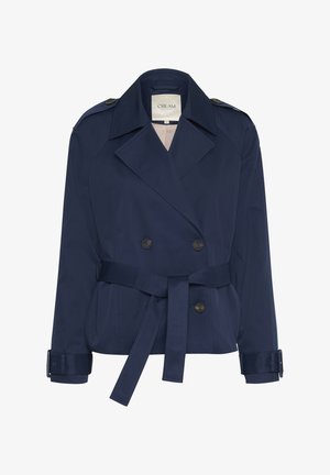 Mornarsko plavi trench kaput od teksturiranog materijala, s dvostrukim kopčanjem sprijeda, remenom i epauletama. Gumbi su okrugli i tamni.