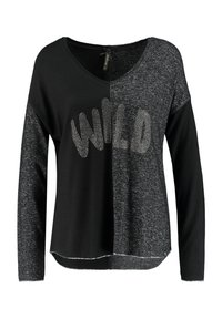 Camisa de manga larga negra y gris con escote en V, con "WILD" en tachuelas metálicas en la parte frontal y un material texturizado similar al de un suéter.