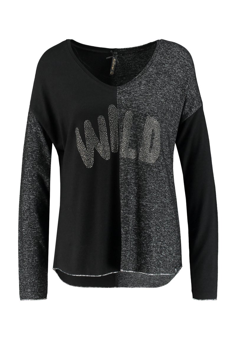 Camisa de manga larga negra y gris con escote en V, con "WILD" en tachuelas metálicas en la parte frontal y un material texturizado similar al de un suéter.