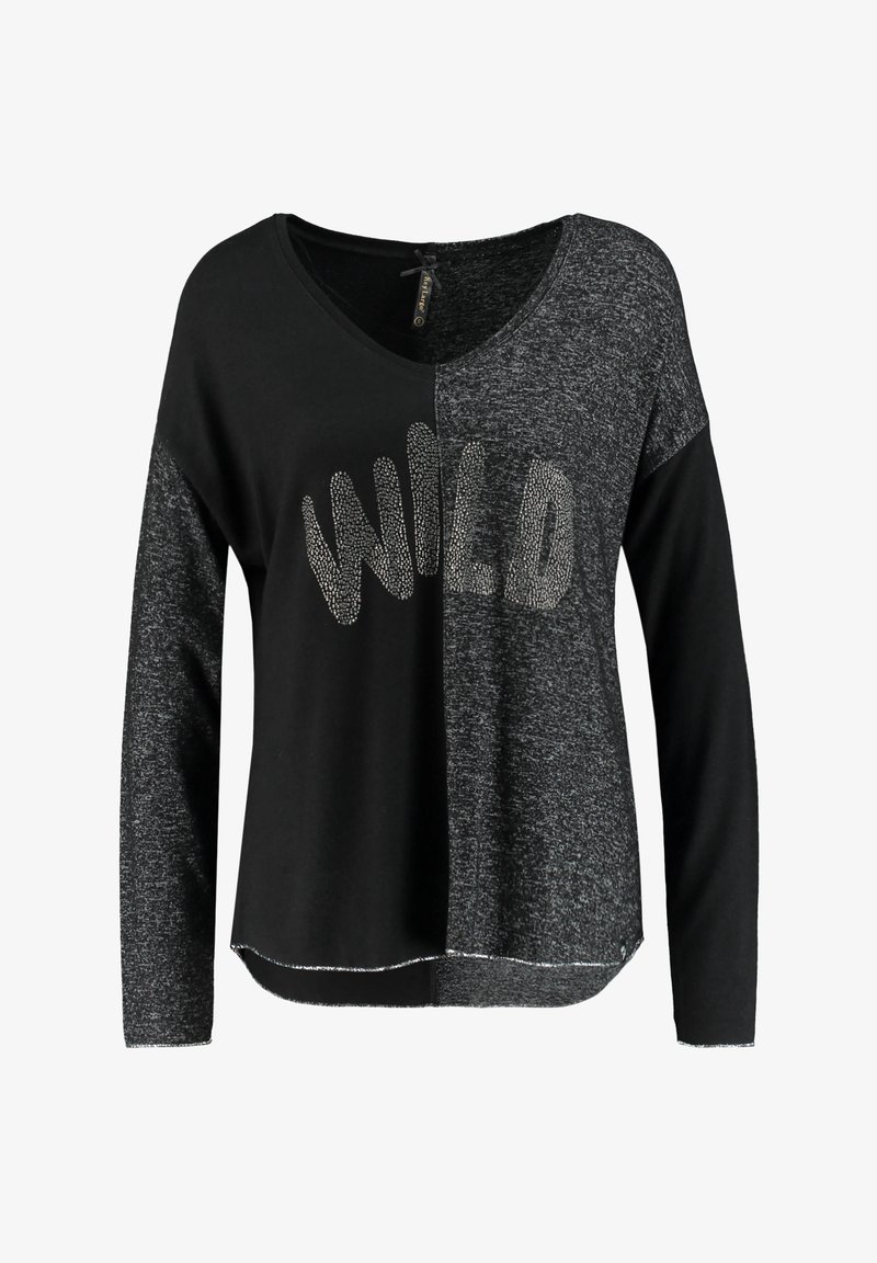 Camisa de manga larga negra y gris con escote en V, con "WILD" en tachuelas metálicas en la parte frontal y un material texturizado similar al de un suéter.