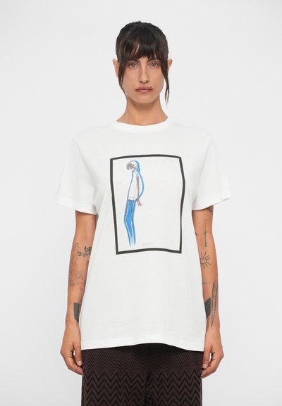 Weißes Baumwoll-T-Shirt mit einem Frontdesign eines Strichmännchens mit blauer Kontur. Kurze Ärmel und eine lockere Passform, präsentiert vor einem schlichten Hintergrund.