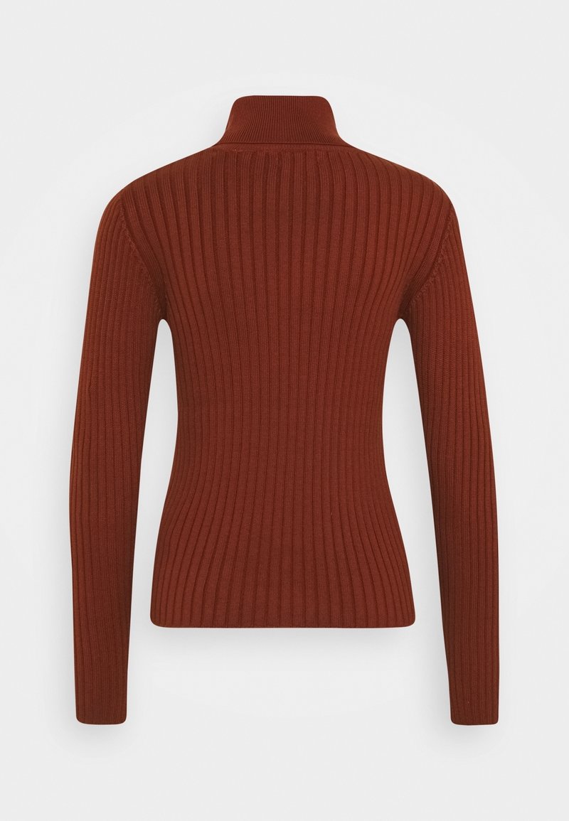 Roodbruine geribde coltrui met lange mouwen, gestructureerd breipatroon, aansluitende pasvorm en hoge hals. Achteraanzicht weergegeven.
