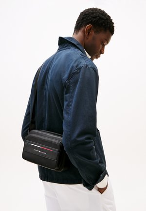 FOUNDATION - Skuldertasker - black