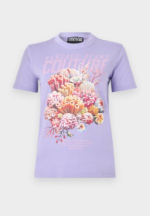 Tricou mov cu mâneci scurte, cu textul „Versace Jeans Couture” și imprimeu colorat cu recif de corali, scoici și plante marine pe partea din față.