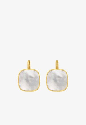 Boucles d’oreilles carrées en or avec incrustations de nacre et bord perlée, avec fermoirs à levier, sur fond blanc.