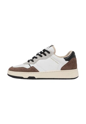 Sneaker in pelle bianca con dettagli in suede marrone, lacci e tallone neri, suola intermedia beige, punta arrotondata e branding minimale.