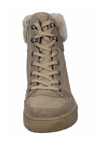 Zapatilla alta beige con parte superior de ante, cuello de pelo sintético, puntera redonda y suela de goma plana con un patrón texturizado. Diseño de cordones.